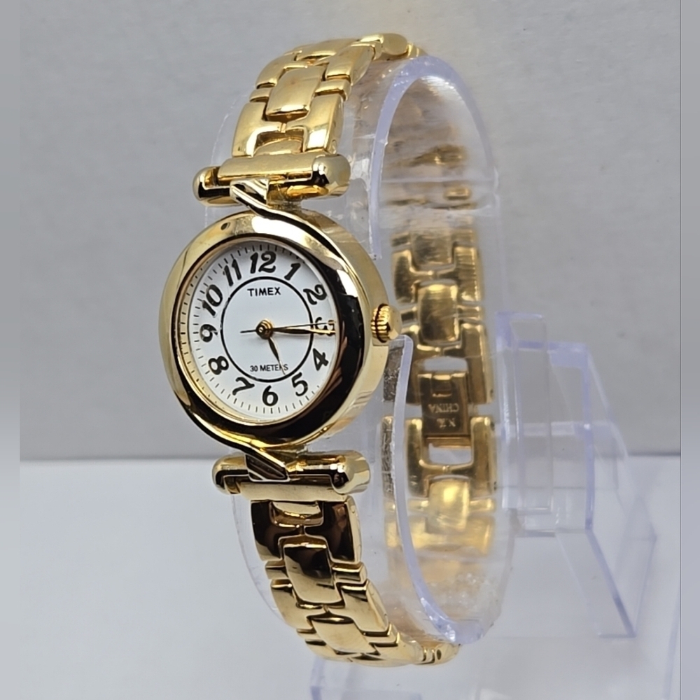 Womens Timex Analog Watch 25mm Gold Tone Classy 30 Meters New Battery - Picture 2 of 9